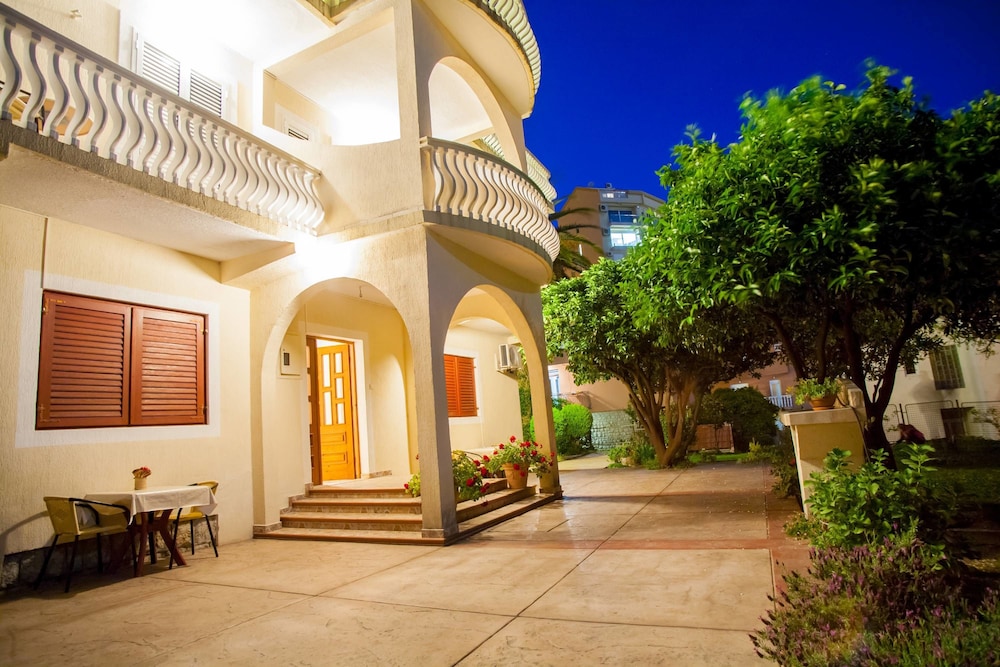 Villa Mitrovic 1/50