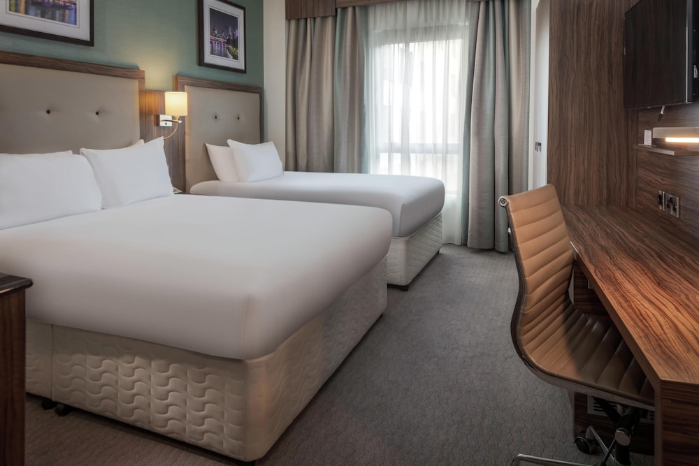 DELUXE, 1 DOUBLE AND 1 SINGLE BED