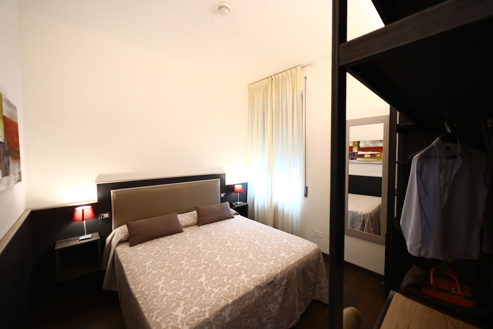 Hotel Italia 12/42