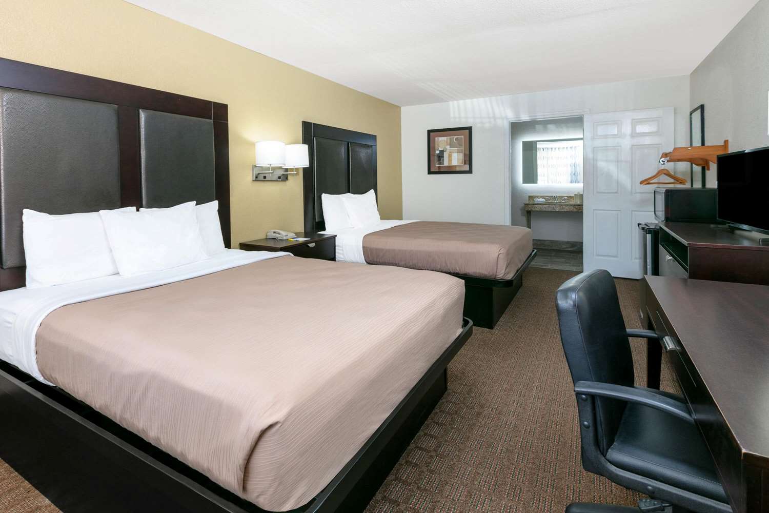 Days Inn By Wyndham Granbury 24/49
