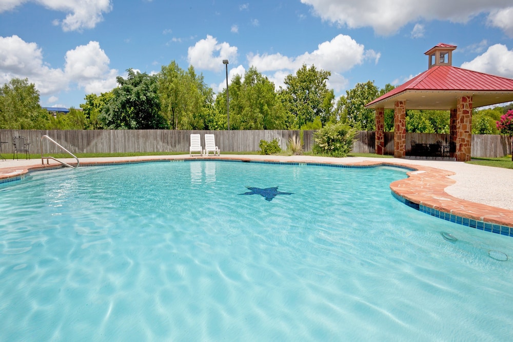 Holiday Inn Express Hotel Suites Kerrville 41/62