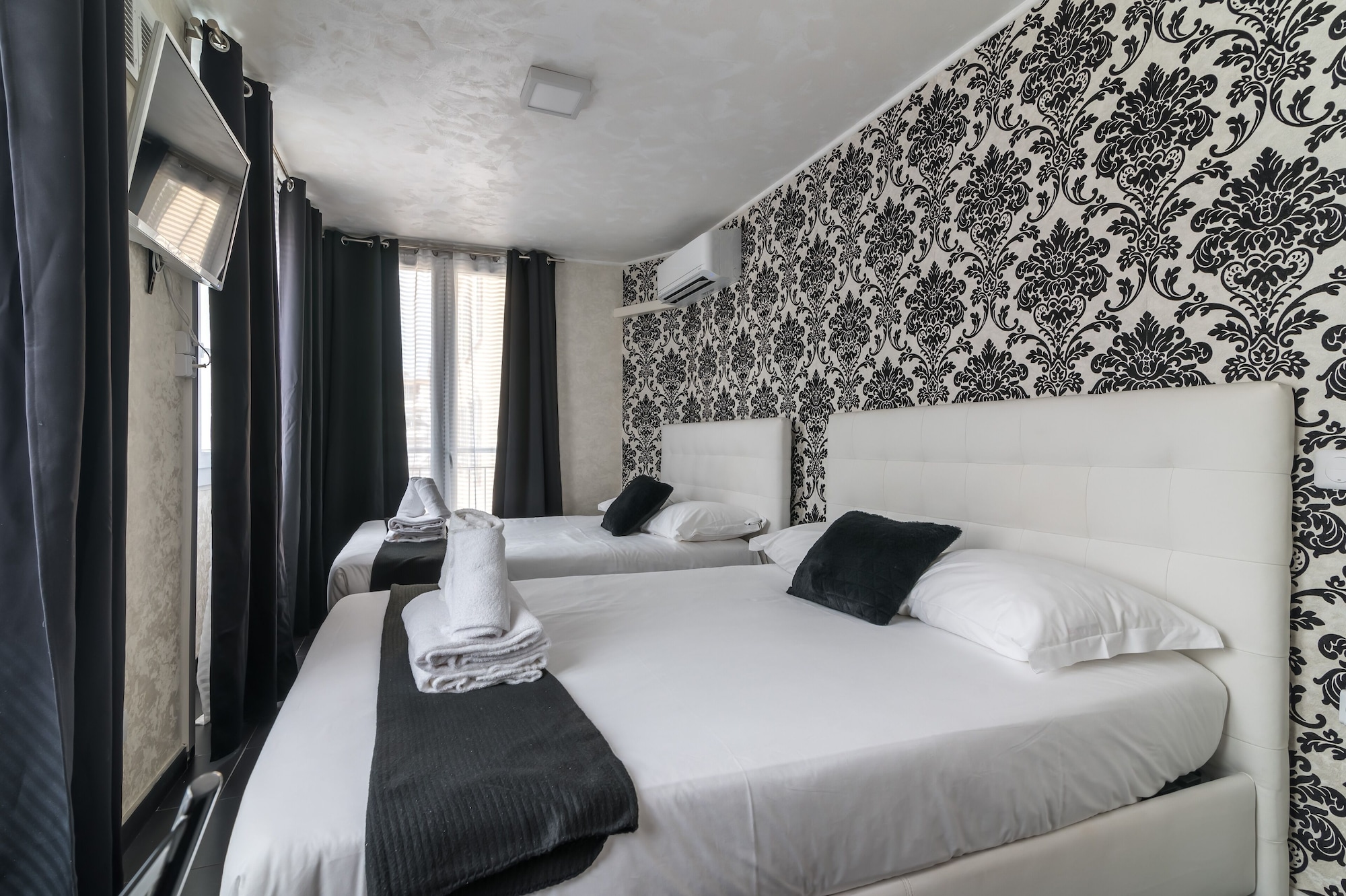 غرفة عائلية بسرير مزدوج وسريرين منفصلين، Hotel Des Congres Et Festivals 3/10