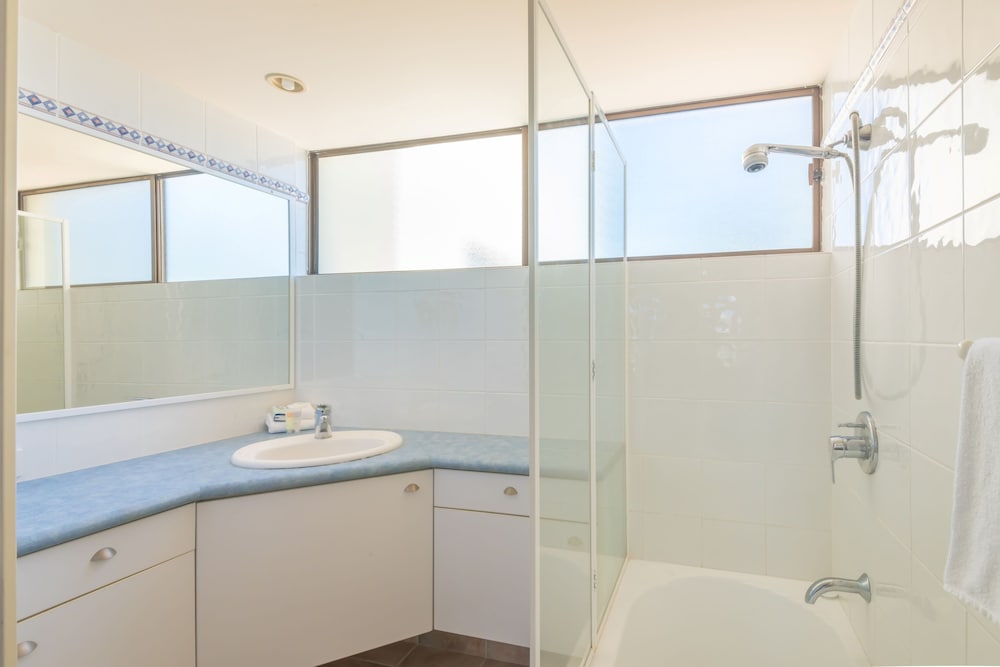 2 Bedrooms, Deluxe, Apartment, Queen and Twin Beds, Partial Water View، MUNNA BEACH APARTMENTS 2/2
