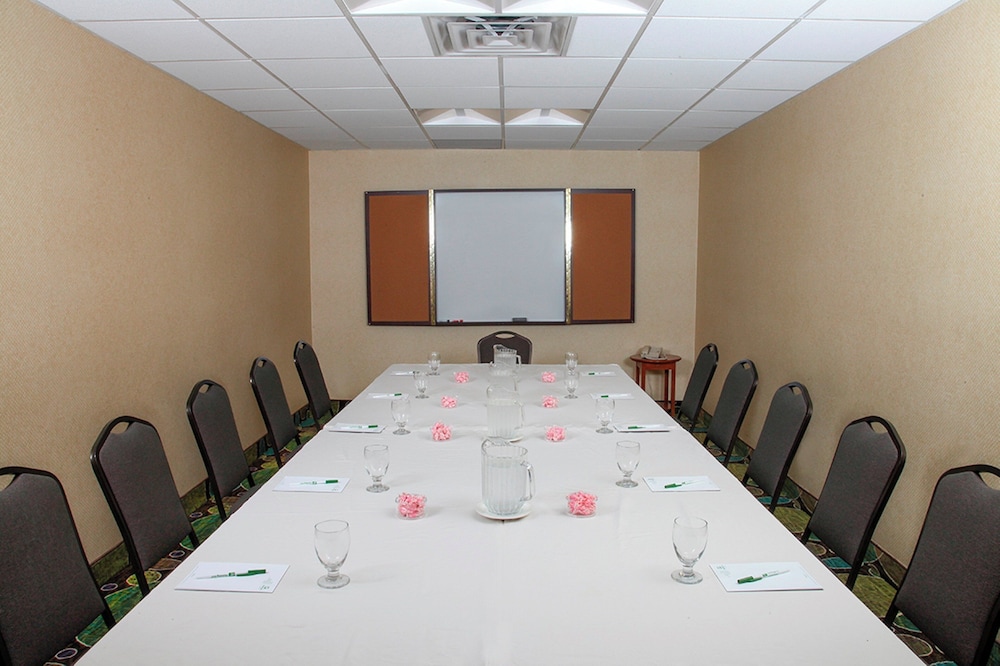 Holiday Inn Westbury-Long Island 56/64