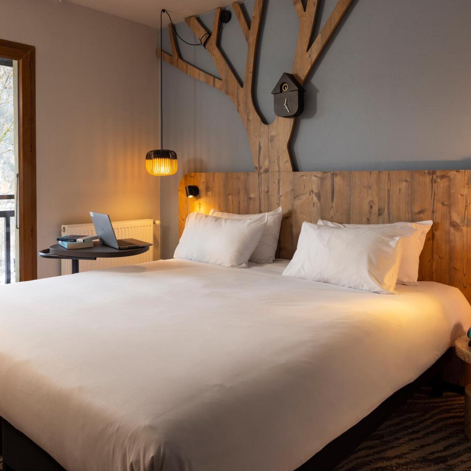 ROOM, DOUBLE BED