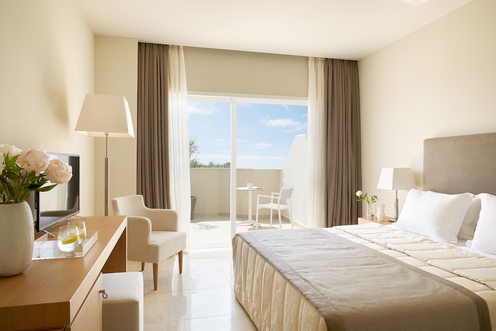 Room at Ella Elyra, Parelia