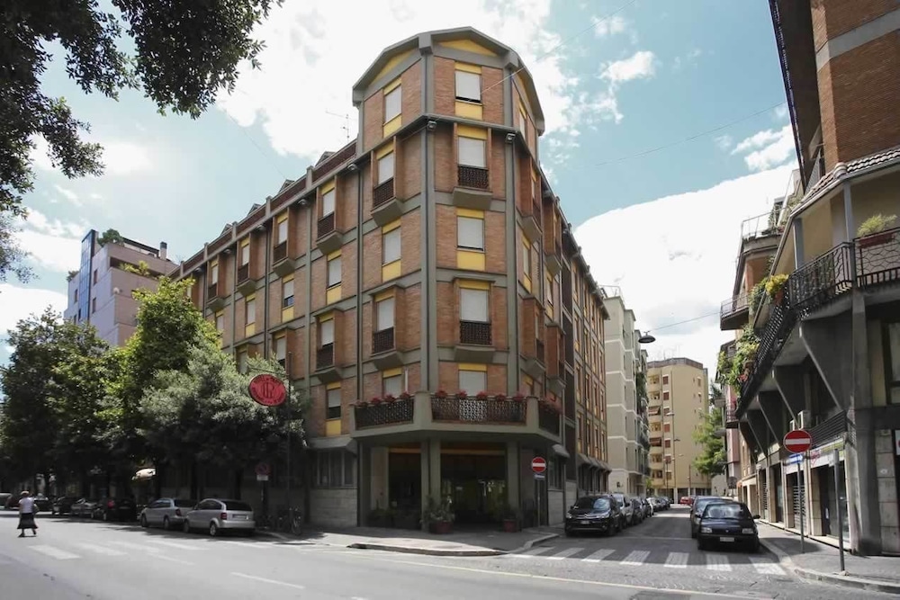 HOTEL DE PARIS 38/45