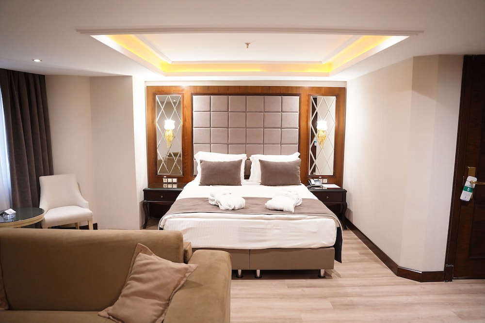 SUPERIOR, KING BED, JETTED TUB, CORNER