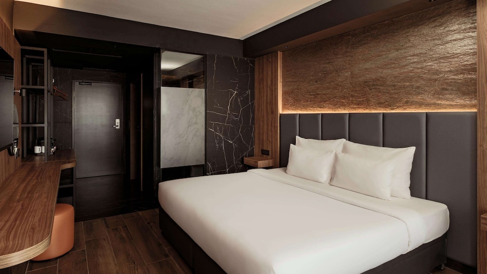 DELUXE, DOUBLE OR TWIN BED