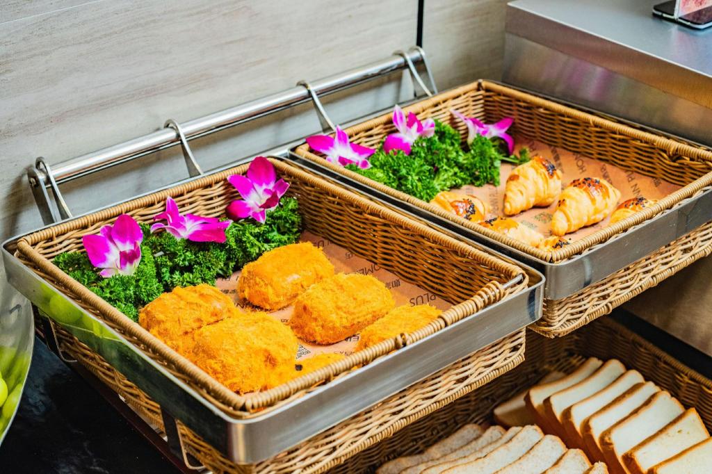 Home Inn Plus (Xi'an High Tech Zone Jinye No. 1 Zhangba No. 4 Subway Station Store) 38/58