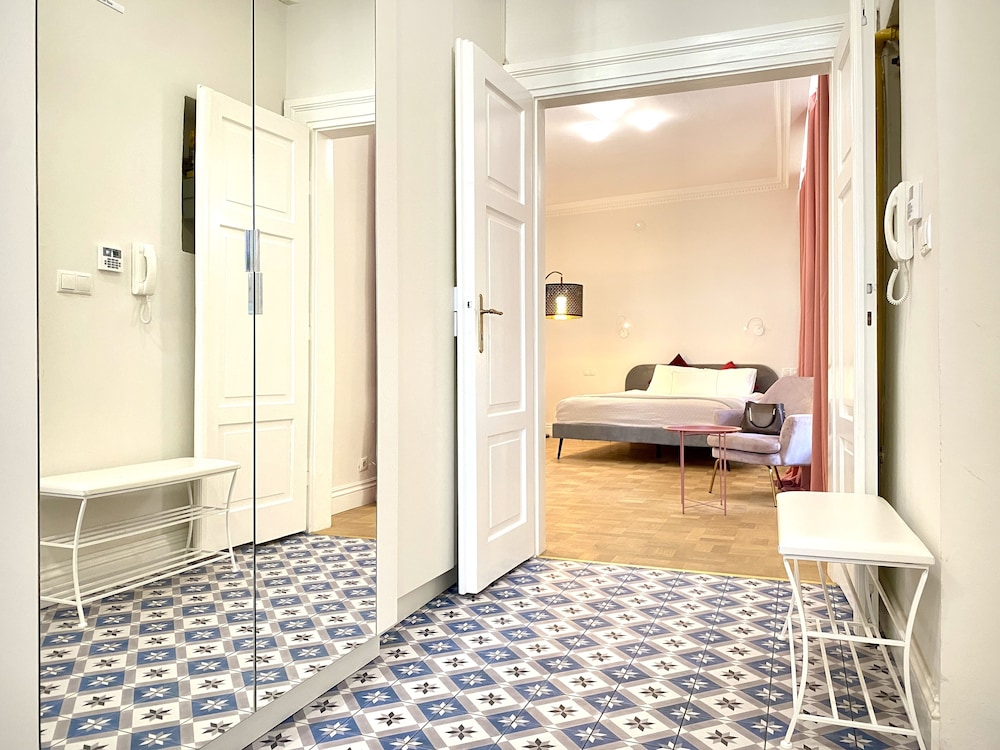 Luxury Mint Apartments Main Square 50/50