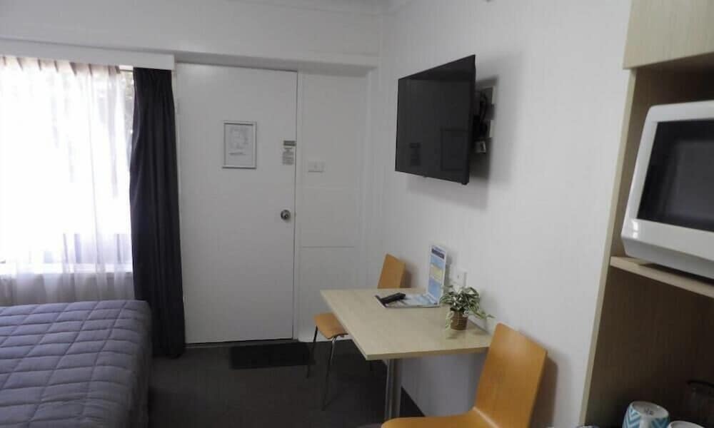 MOTEL 617 46/66