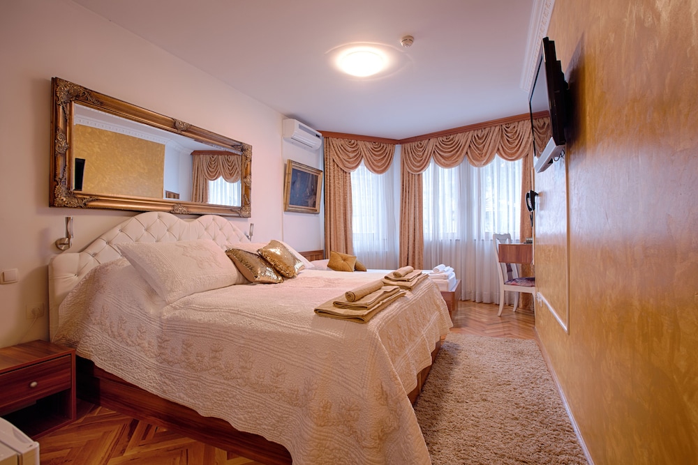 Hotel Herc 7/71