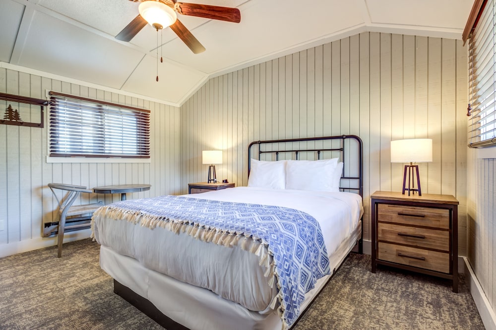 Sears, Cabin, Queen Bed, Sofa, Accessible