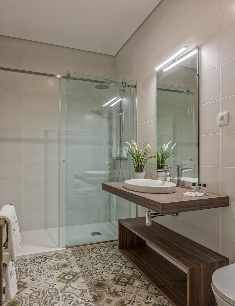 296 Heritage Apartments 69/71