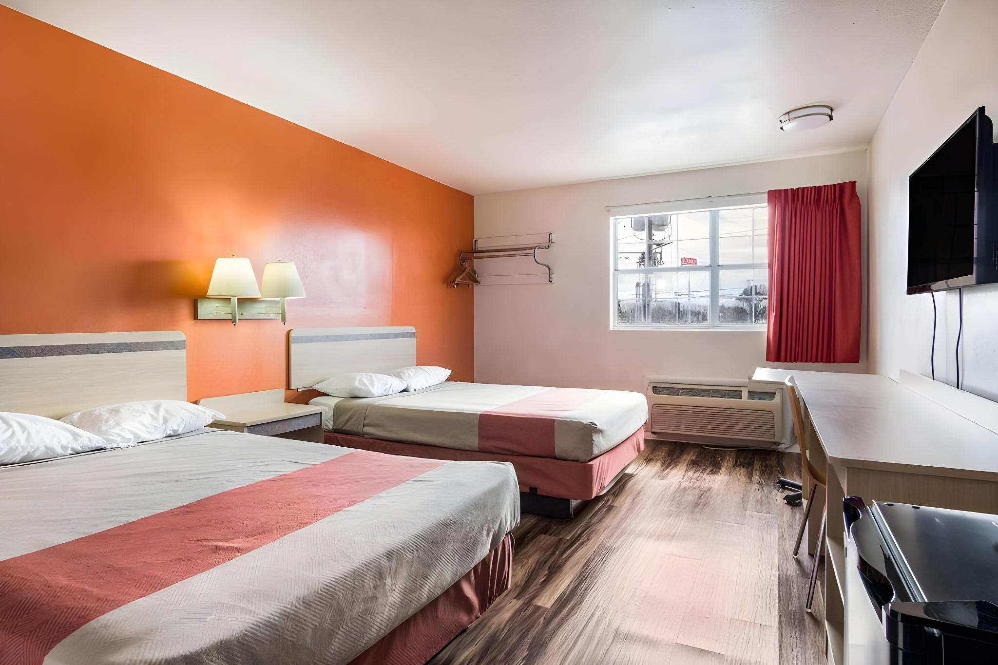 2 Full Beds - Non-Smoking