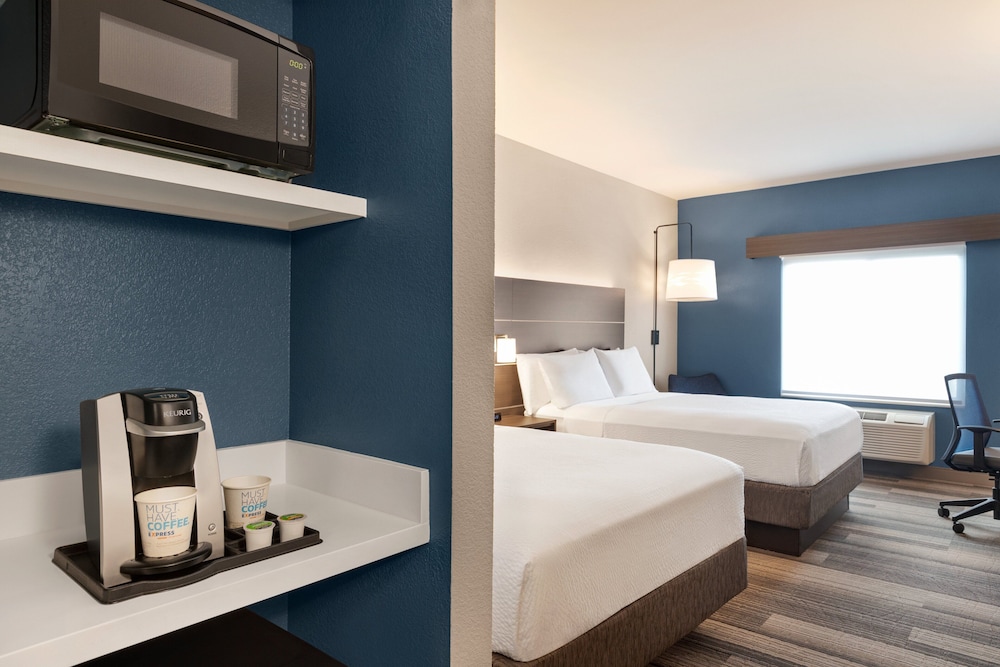 Holiday Inn Express Hotel Suites Denver Airport 32/34