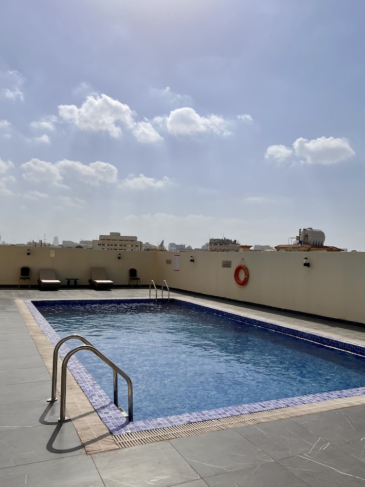 Raha Grand Hotel (ex Hive Hotel) 23/27
