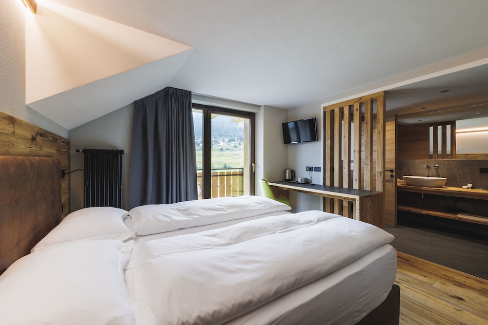 ROOM, DOUBLE OR TWIN BED
