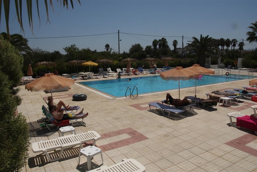 NIKOS 2 STUDIOS AND APARTMENTS 24/25