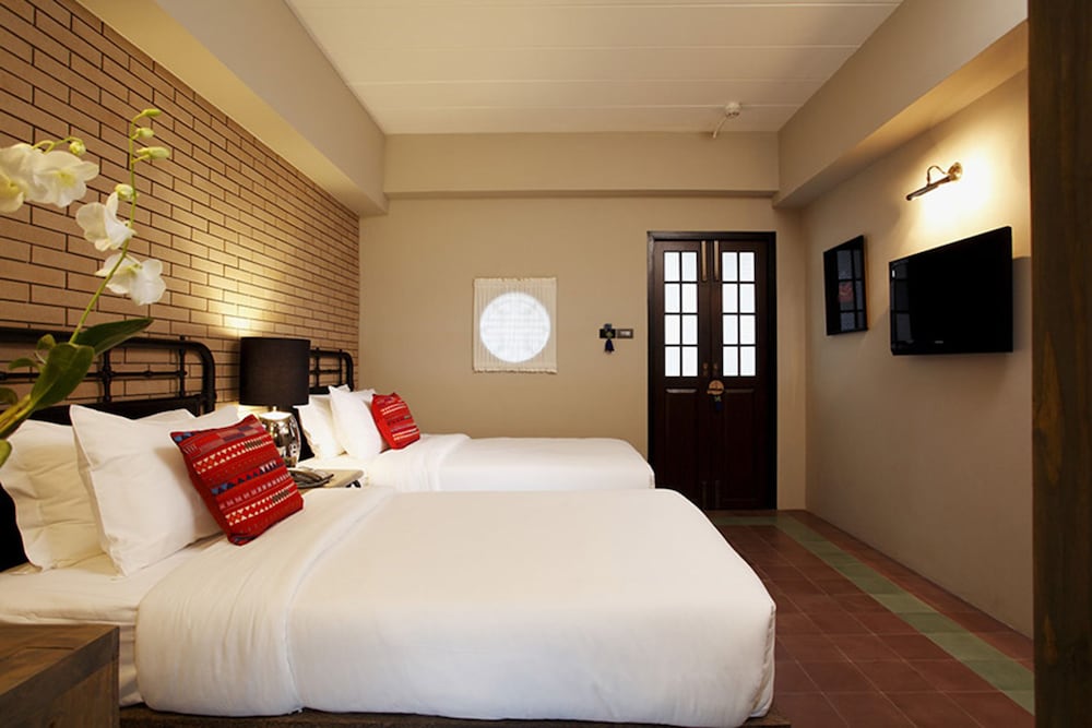DELUXE, TWIN BEDS