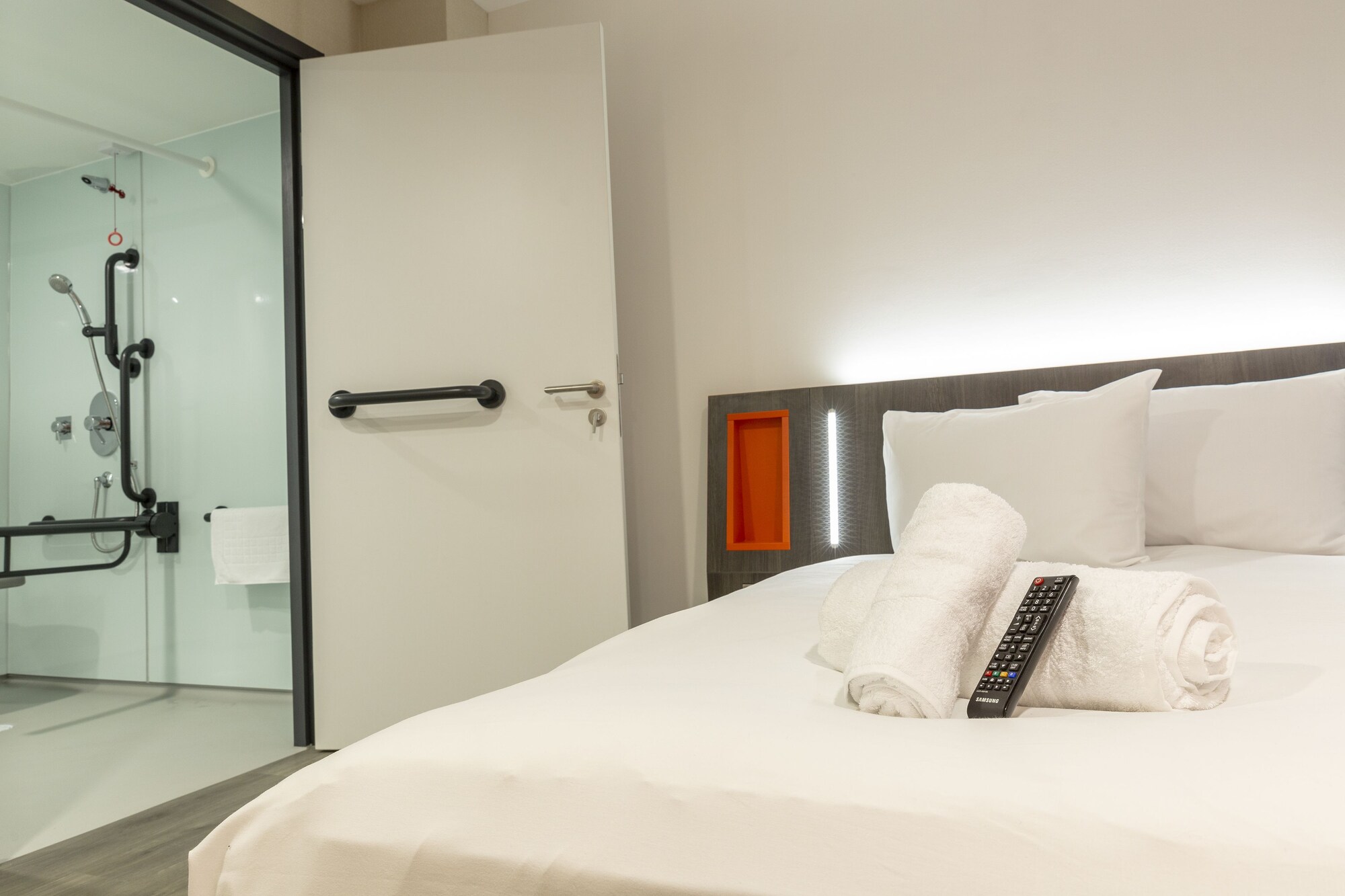 ROOM, DOUBLE BED, NO WINDOW, ACCESSIBLE