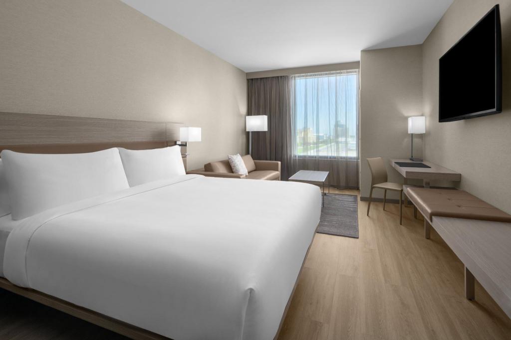 Elevated, Guest Room, King Bed