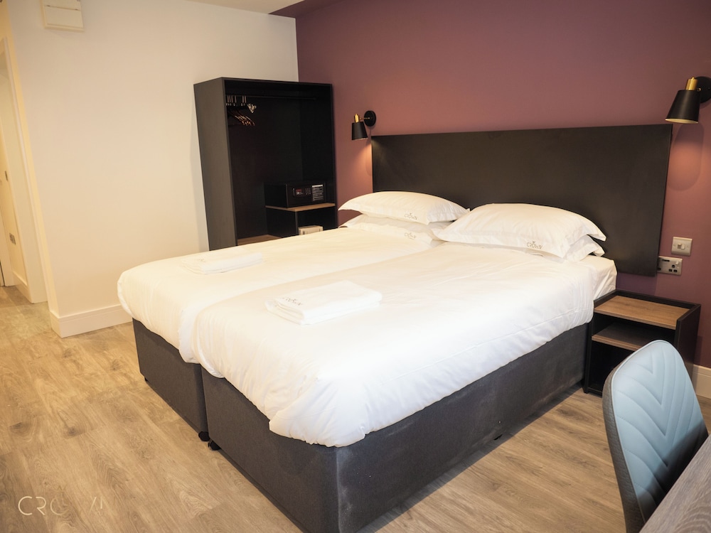 Crown Hotel 28/48