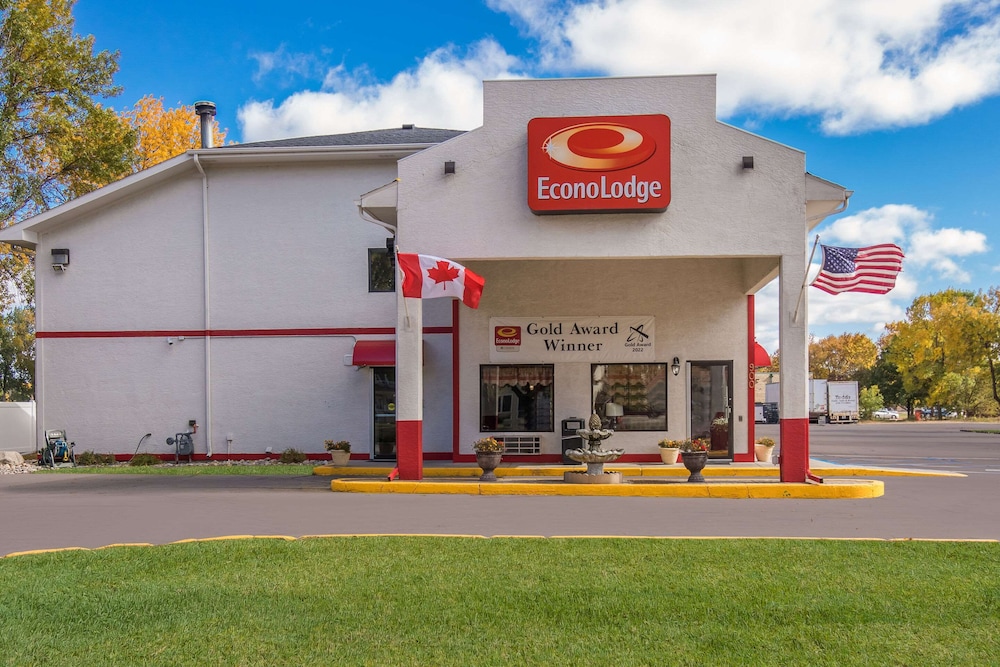 Econo Lodge Grand Forks near University 37/39