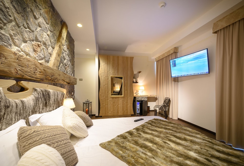 Theme, Superior, Queen Bed