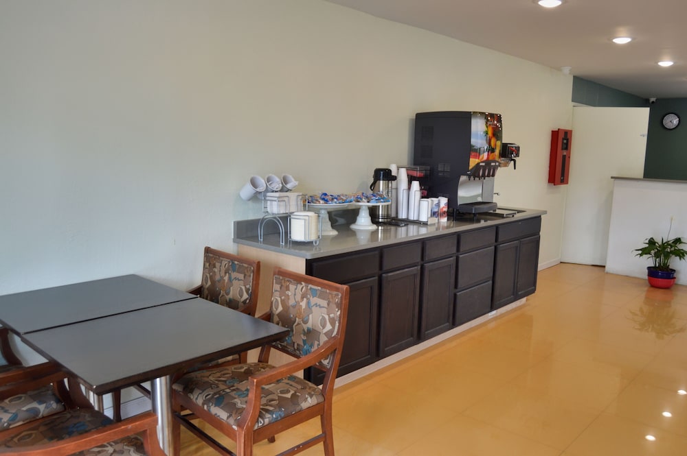 Days Inn by Wyndham Hardeeville Near Hilton Head 6/50