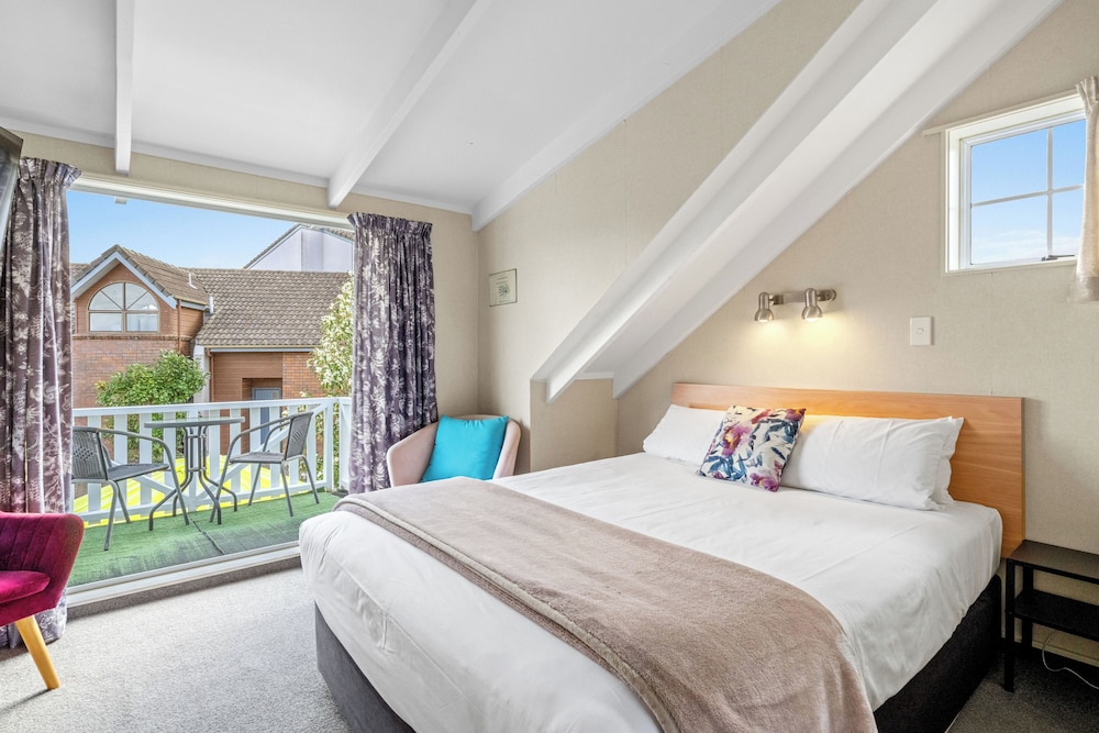 Cottage Mews Motel 25/72