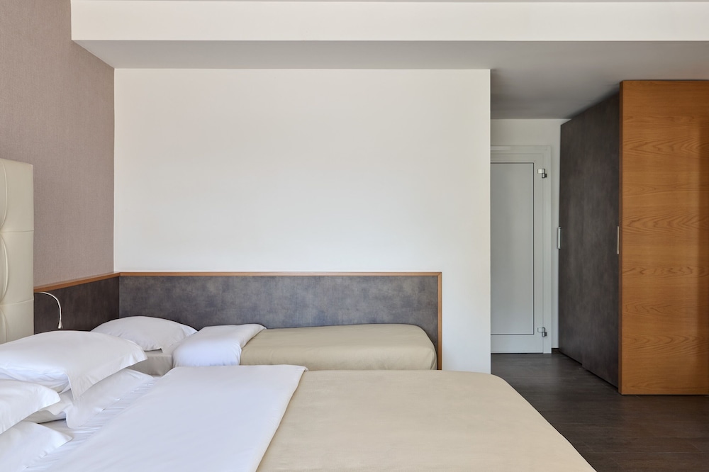 Plus, Deluxe, 1 Queen and 1 Single Bed, Garden View, Sofa