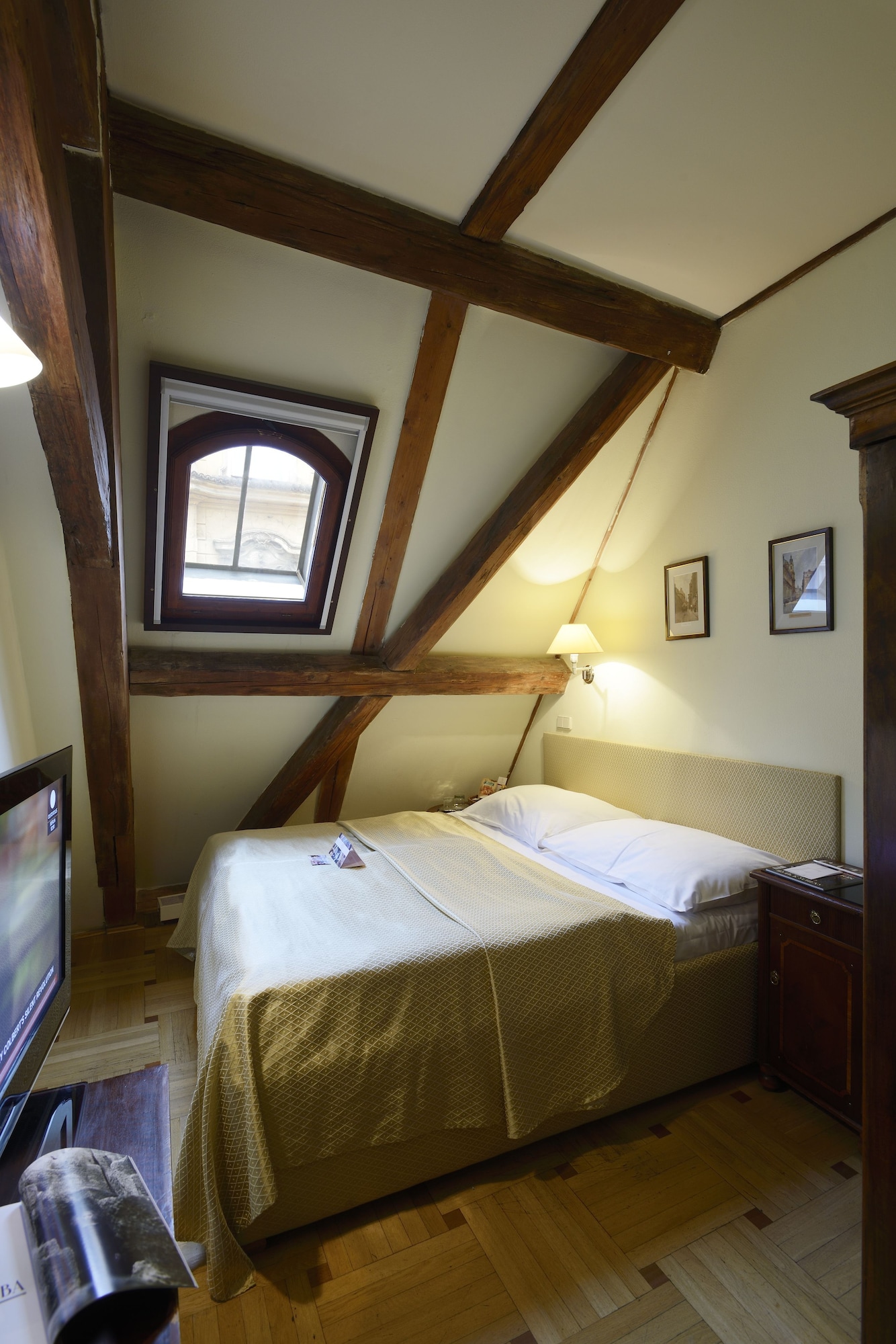 ROOM, SINGLE