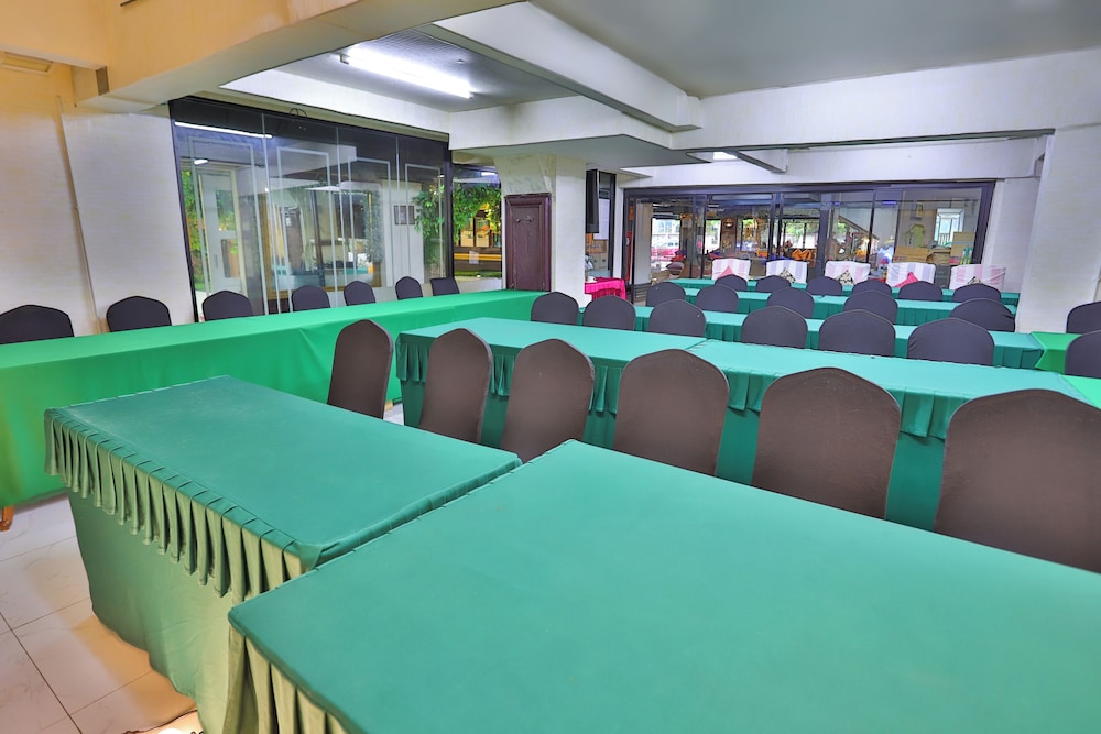 Diamond City Hotel 58/72