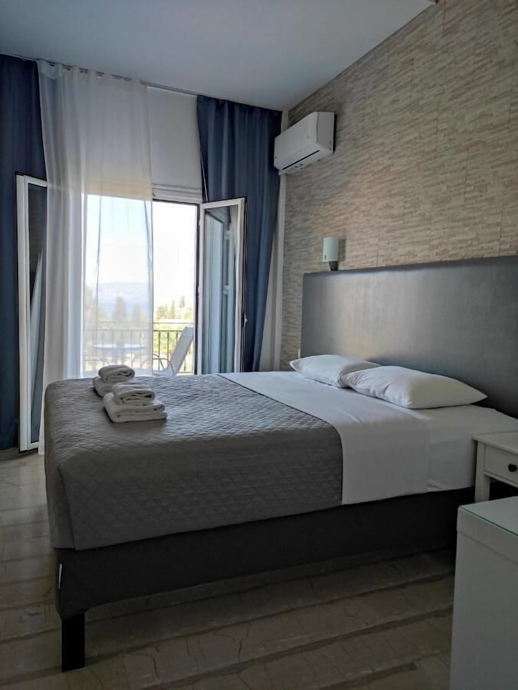 Tina Hotel 12/44