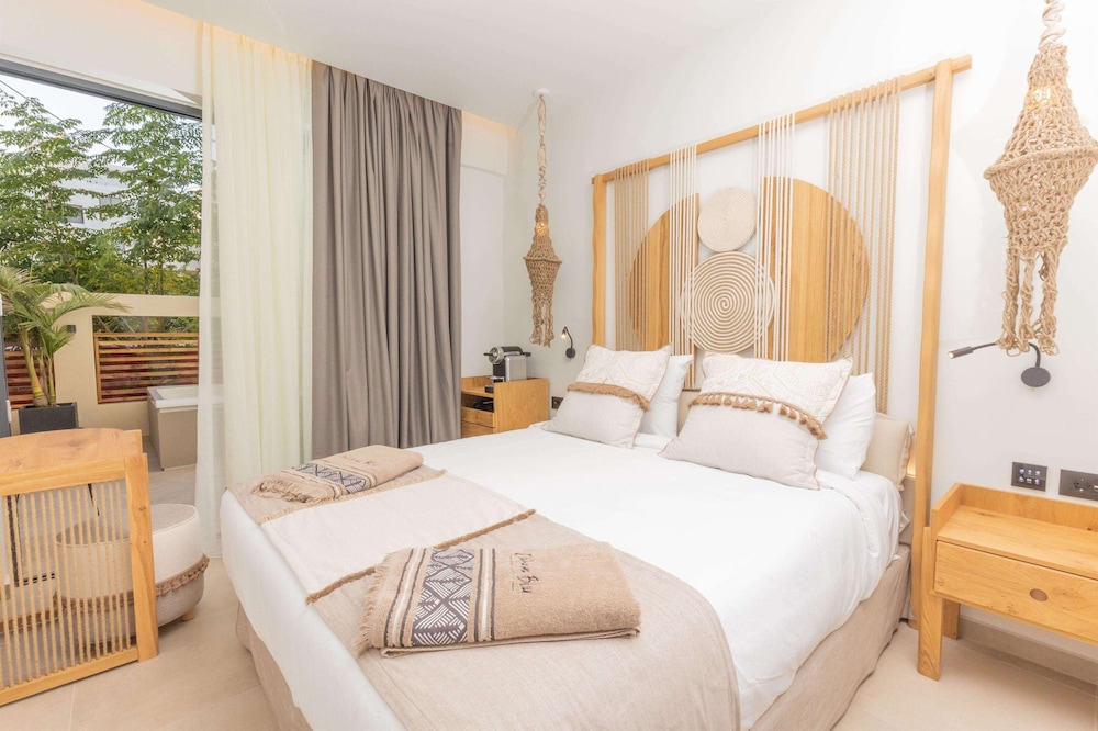 DELUXE, DOUBLE BED, GARDEN VIEW, JETTED TUB