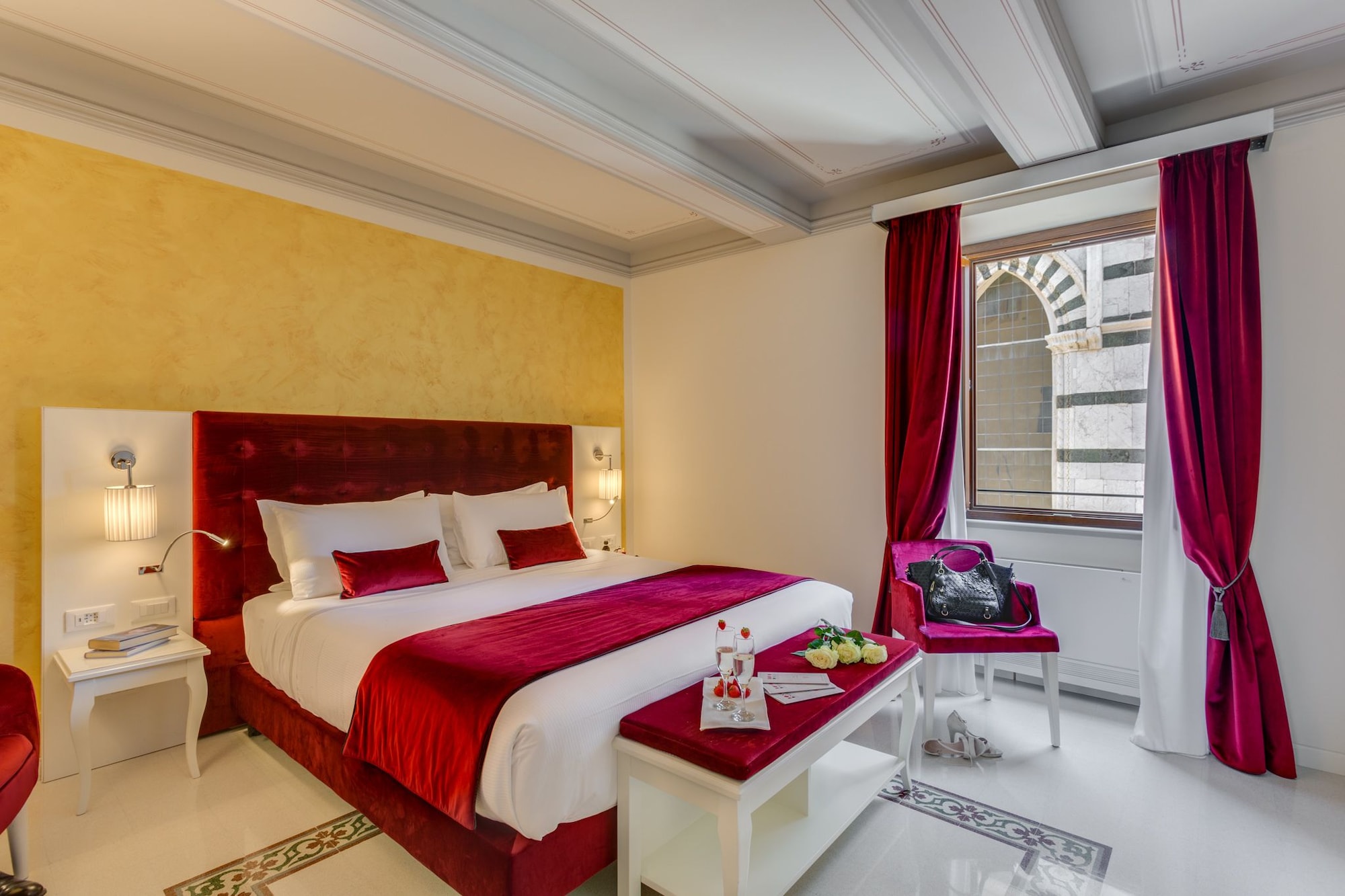 ROOM, QUEEN BED