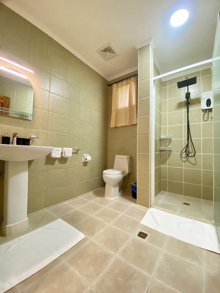 1 Bedroom, Premier, Suite, Queen Bed, Ocean Front، Quo Vadis Dive Resort 8/10