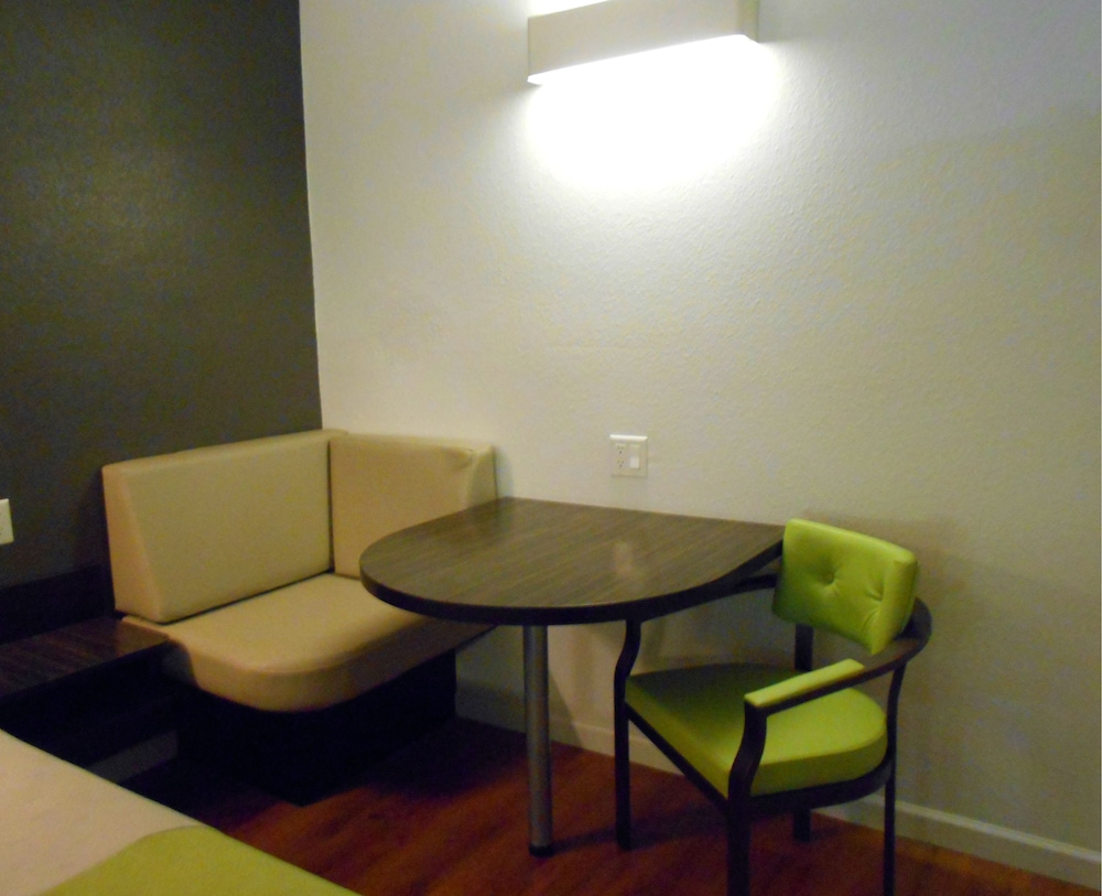 Studio6 San Antonio, TX - Airport 33/59