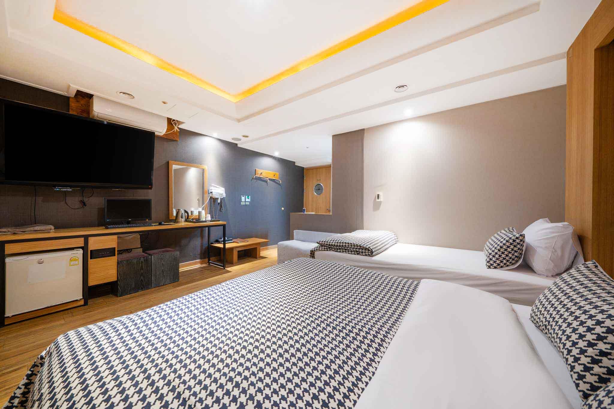 ROOM, TWIN BEDS