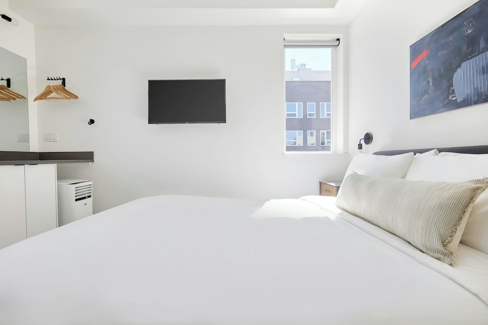Sonder The Boylston 24/50