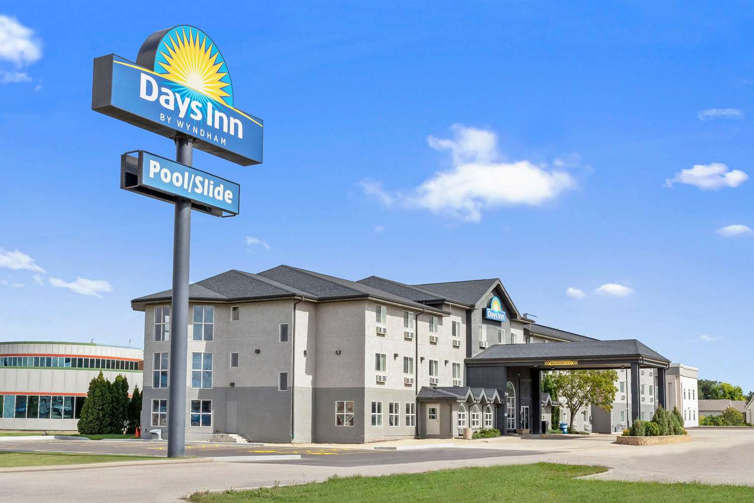 Days Inn by Wyndham Steinbach 4/43