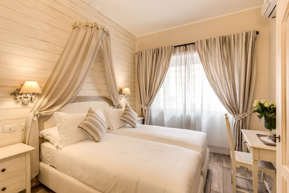 DELUXE, QUEEN BED, BALCONY