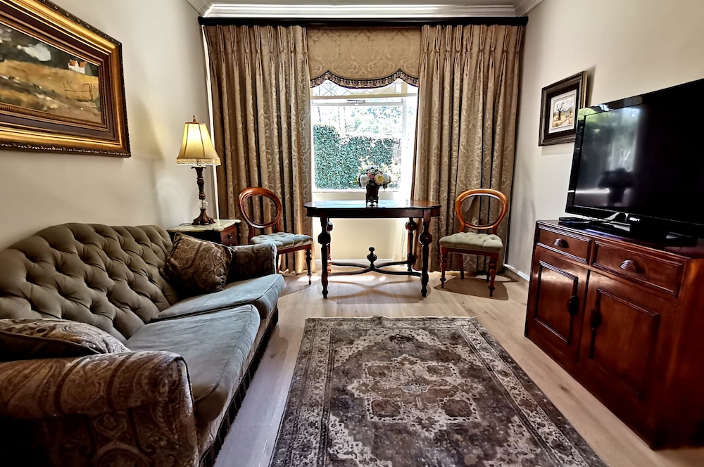 Royal Ridge Guest House and Apartments 46/70
