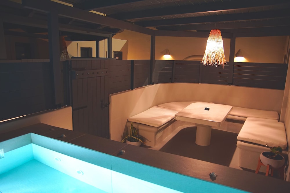 Black Diamond Suites Adults Only 18/50