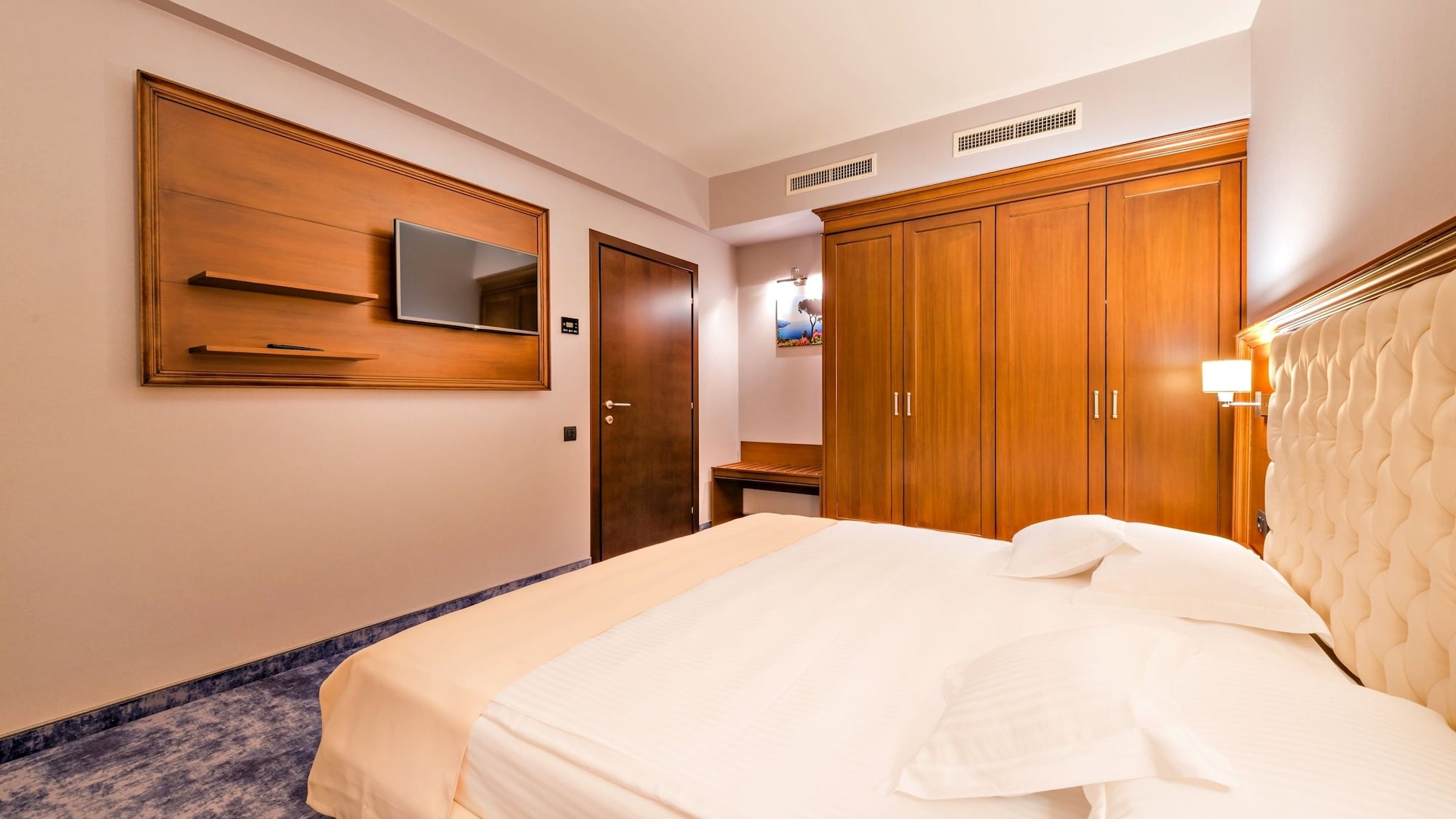 DELUXE, SUITE