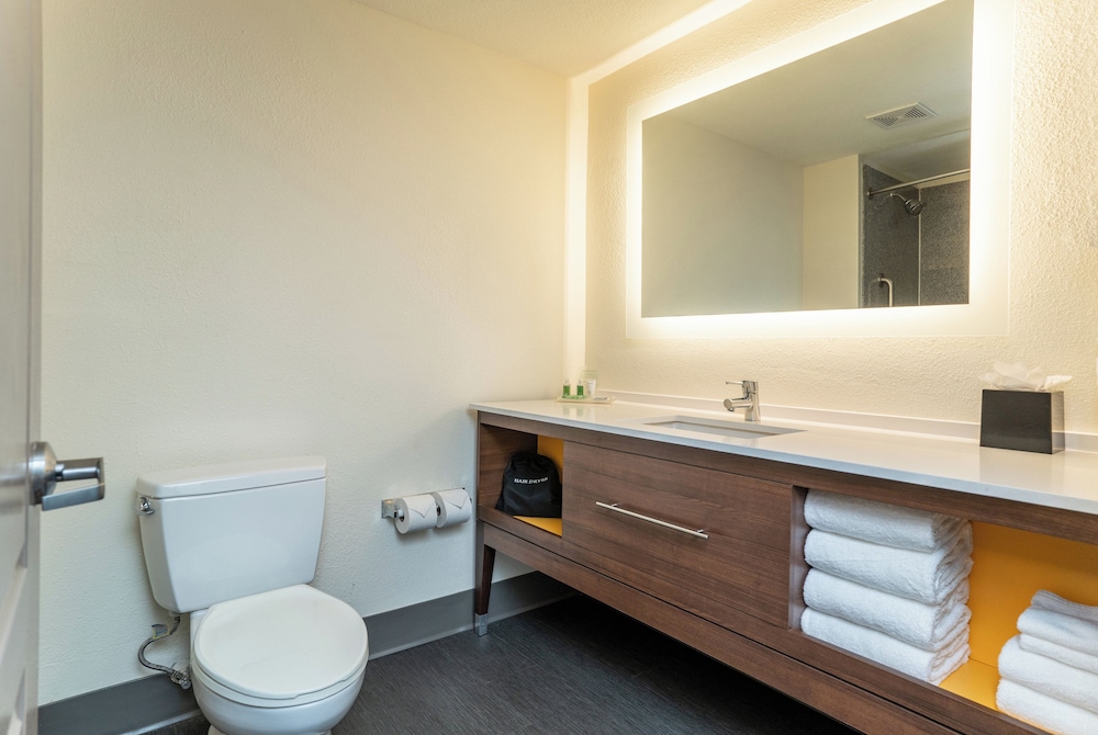 Standard, 2 Queen Beds, Accessible, Holiday Inn Hotel And Suites Beaufort Highway 21 6/7