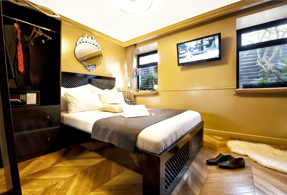 ROOM, SINGLE
