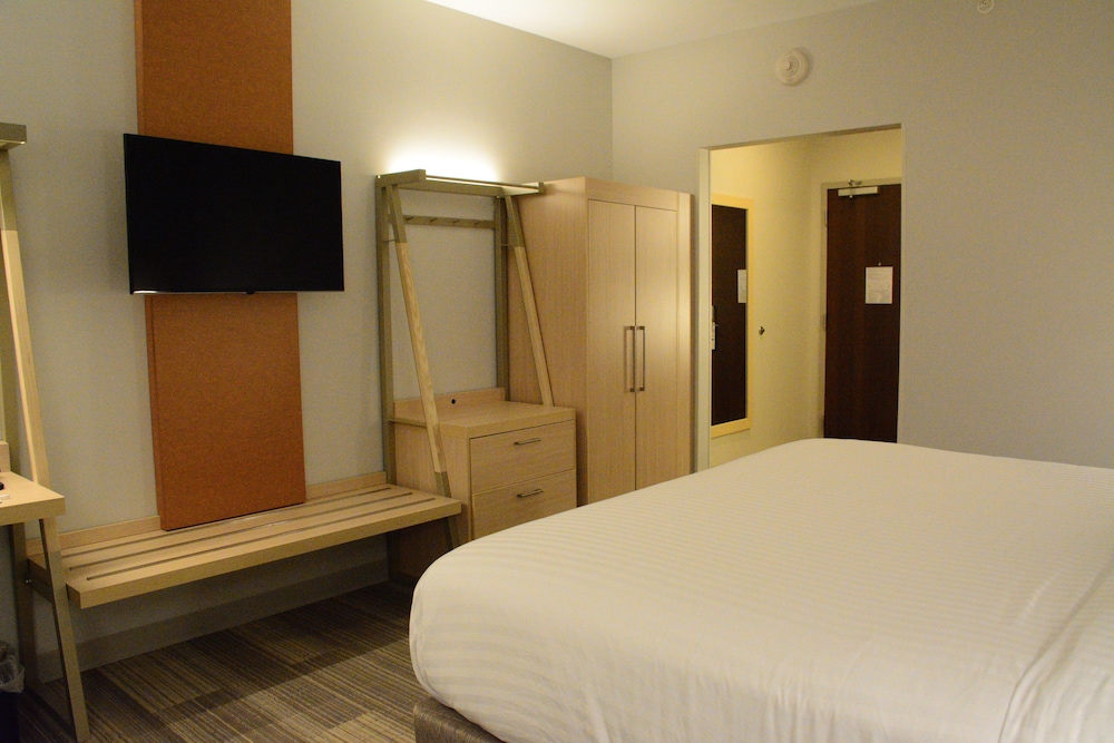 Holiday Inn Express Suites Lexington Park California 17/54